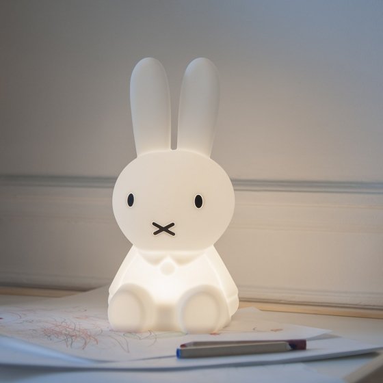 Nouvelle Lampe Miffy est en vente sur  au prix de 129,00 €.  Il est disponible dans la catégorie Décoration.Pour tous les enfants qui  ont peu - Hopono