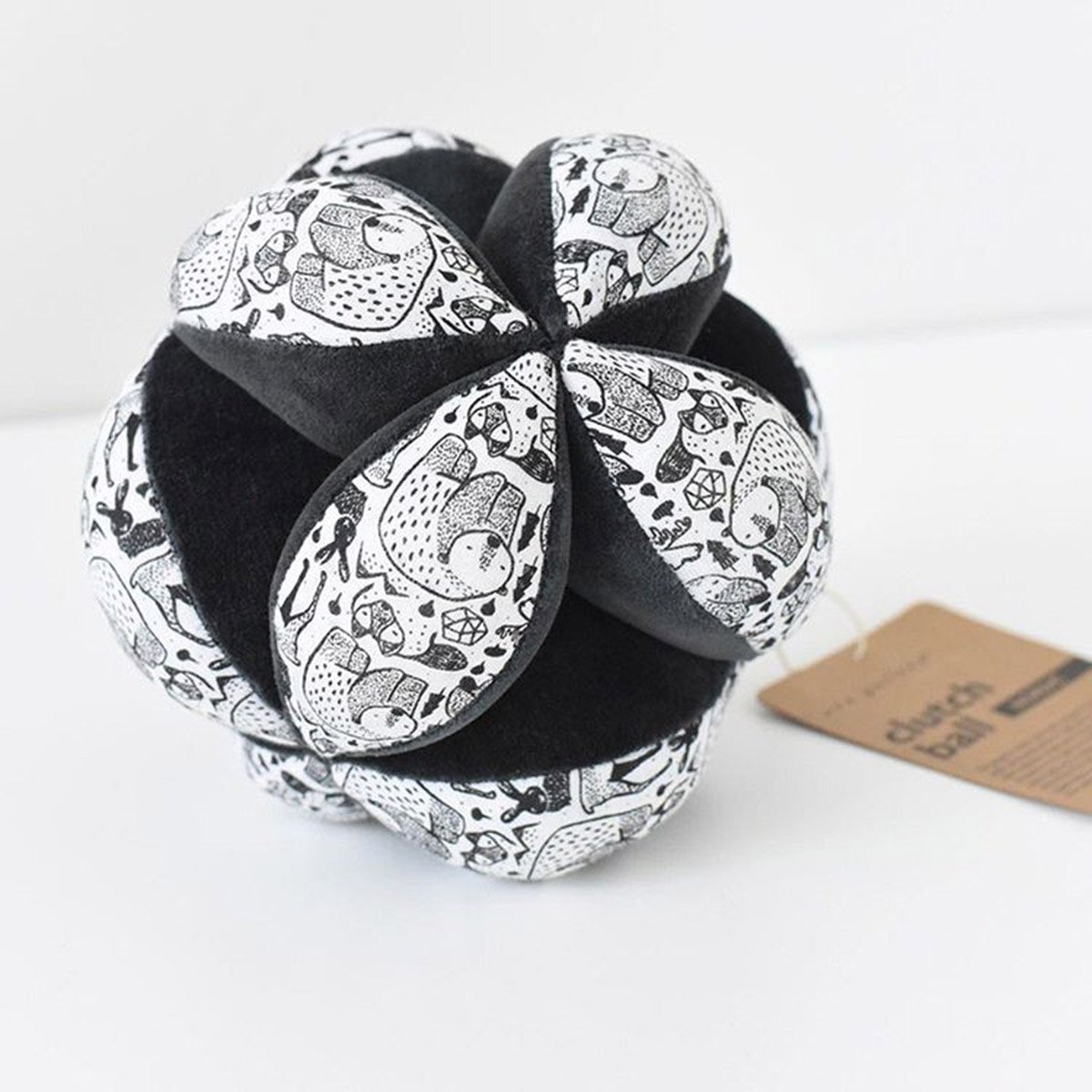 Balle de préhension noir & blanc Montessori forêt - Wee Gallery